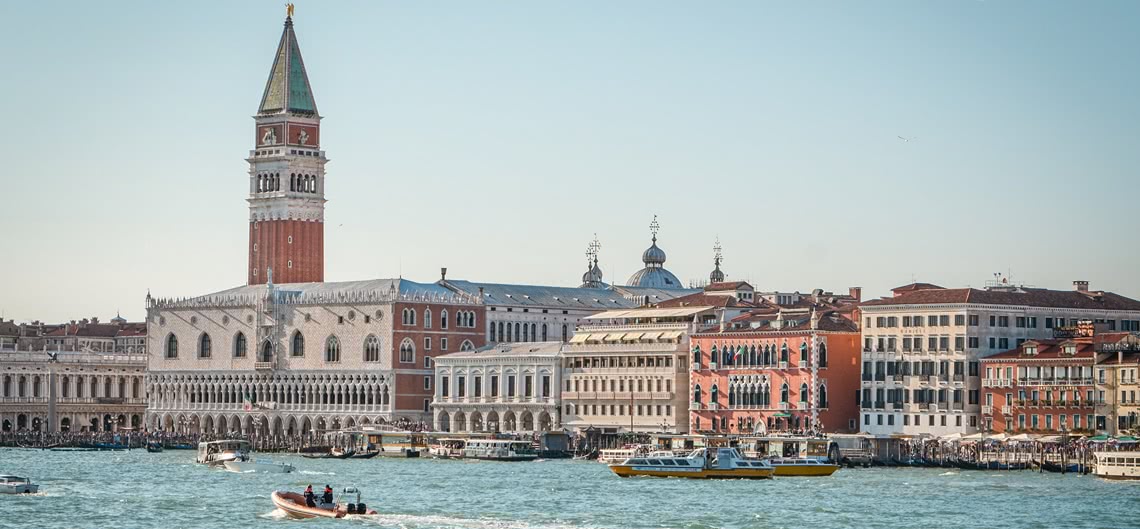 Venedig mit Markusplatz und Wasserfront